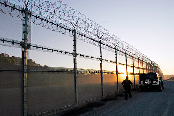 0515-US-mexico-border-fence.jpg?alias=st