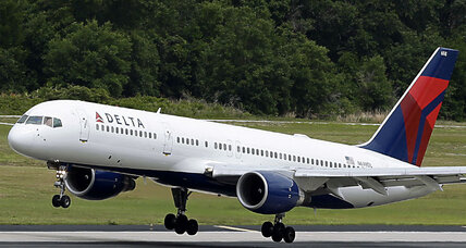 Knee wars: Delta Air Lines flight diverted by seat recliner fight (+video)