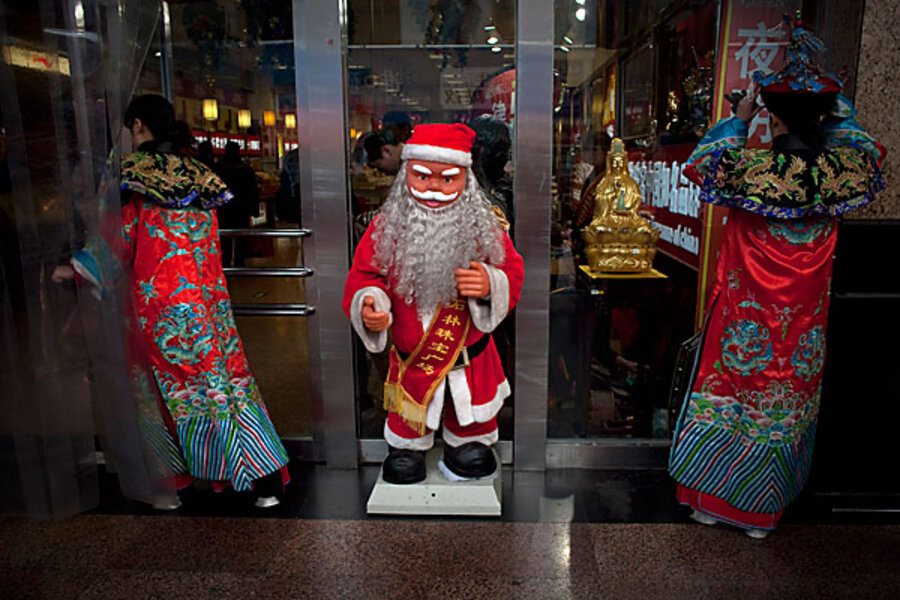 China decks the malls for Christmas shopping - CSMonitor.com