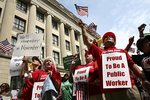 Unions picketing at state houses (Credit: Christian Science Monitor)