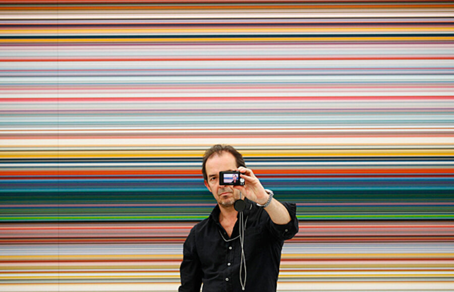 Фото человека на фоне полосатой стены.