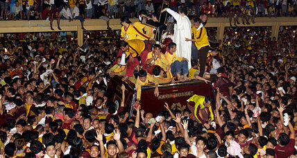 Millions of barefoot Filipino Catholics defy terror warning