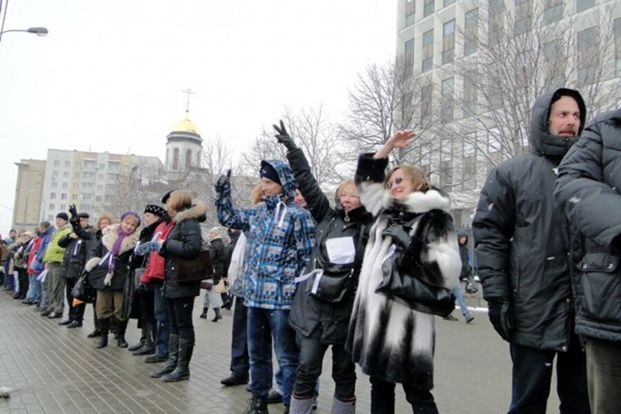 Russians form miles-long human chain for democracy - CSMonitor.com
