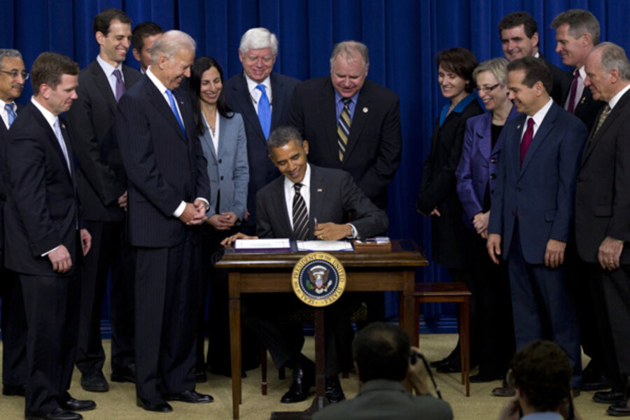 Obama signs STOCK Act, banning insider trading by members of Congress