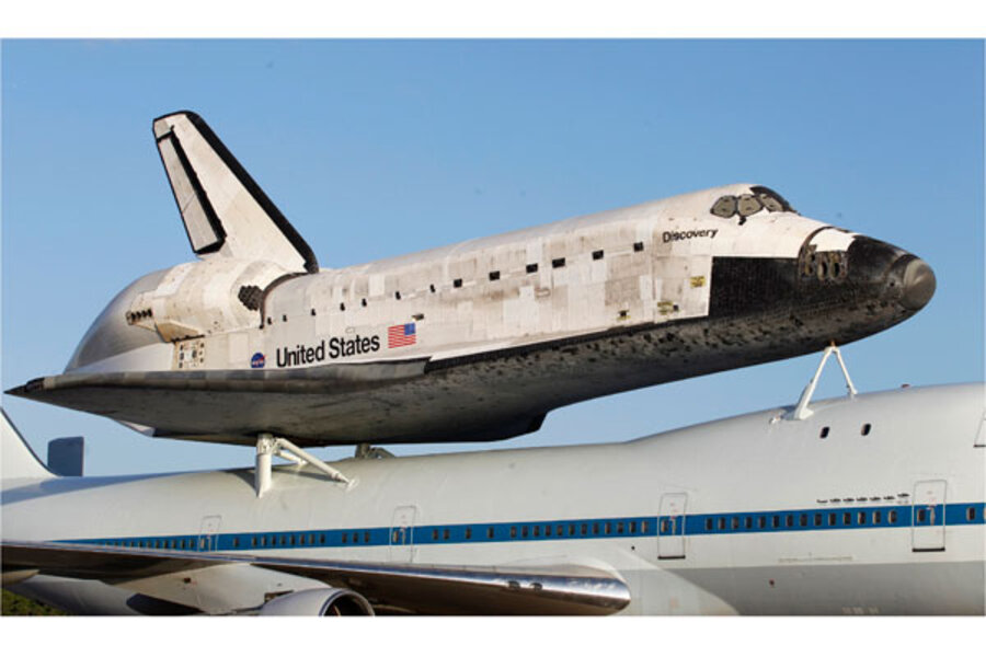 Челнок 5 букв. Спейс шаттл Дискавери. Космический шаттл Боинг 747. Space Shuttle Discovery. Спейс шаттл в музее.