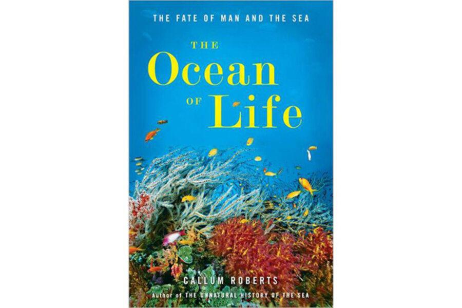 The lives in the ocean. Голубой океан книга. Книга море. Книга про мировой океан. Книга океаны зерна.