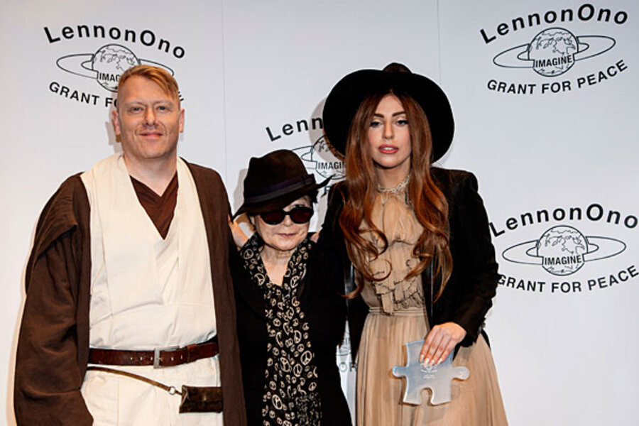 900px x 600px - Lady Gaga peace prize: Yoko Ono lauds Lady Gaga's activism - CSMonitor.com