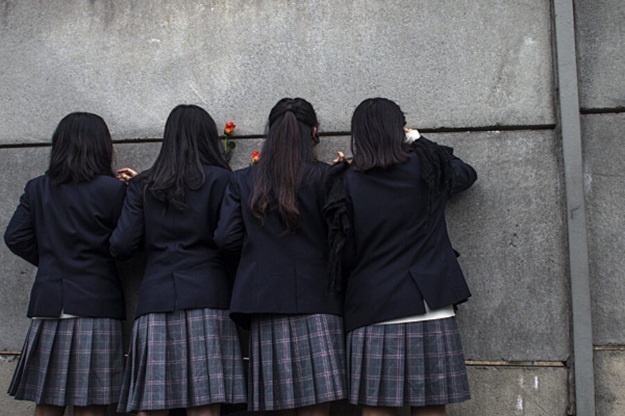 Forced school girls. Цвет волос в японских школах. Японские школьницы показывают попы. Школьница из Осаки. Насилье школьниц японок.