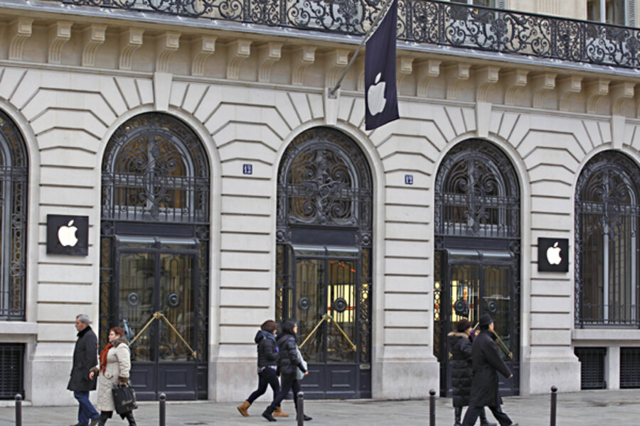 Champs-Elysees Building Sells for More Than $600 Million in Record