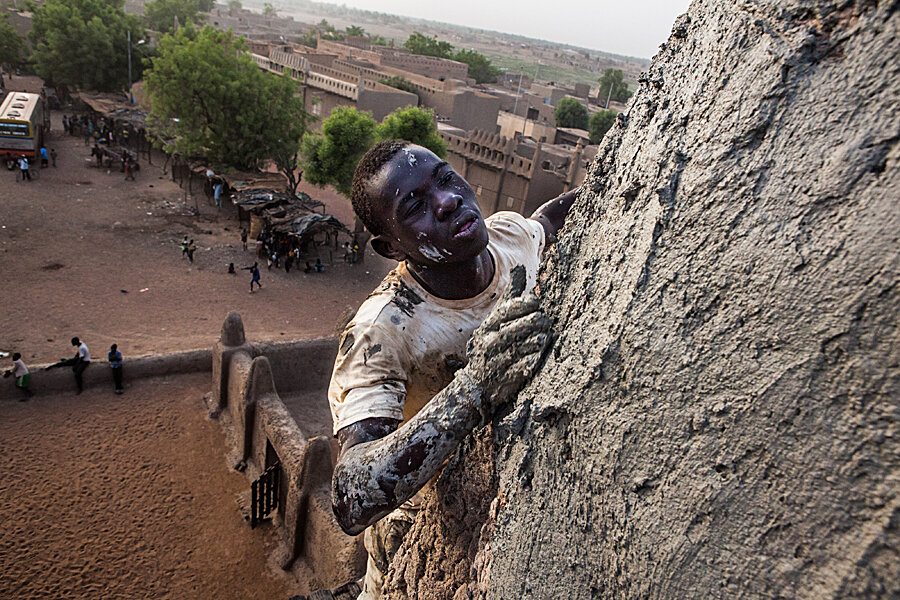Mali: Replastering the biggest mud building in the world - CSMonitor.com