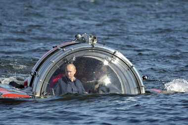 Russian PM Vladimir Putin dives in Lake Baikal on Mir 1