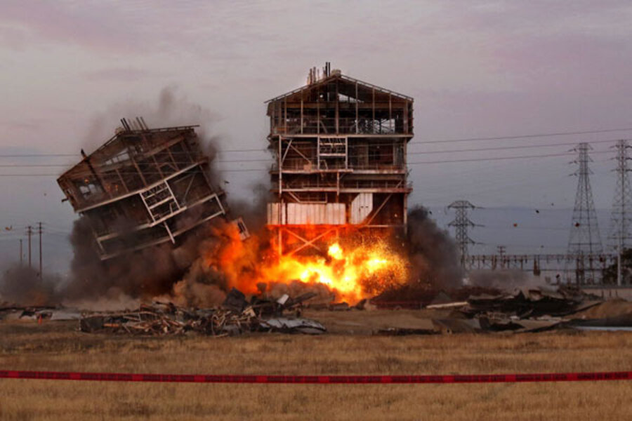 Power plant demolition in Bakersfield goes wrong - CSMonitor.com