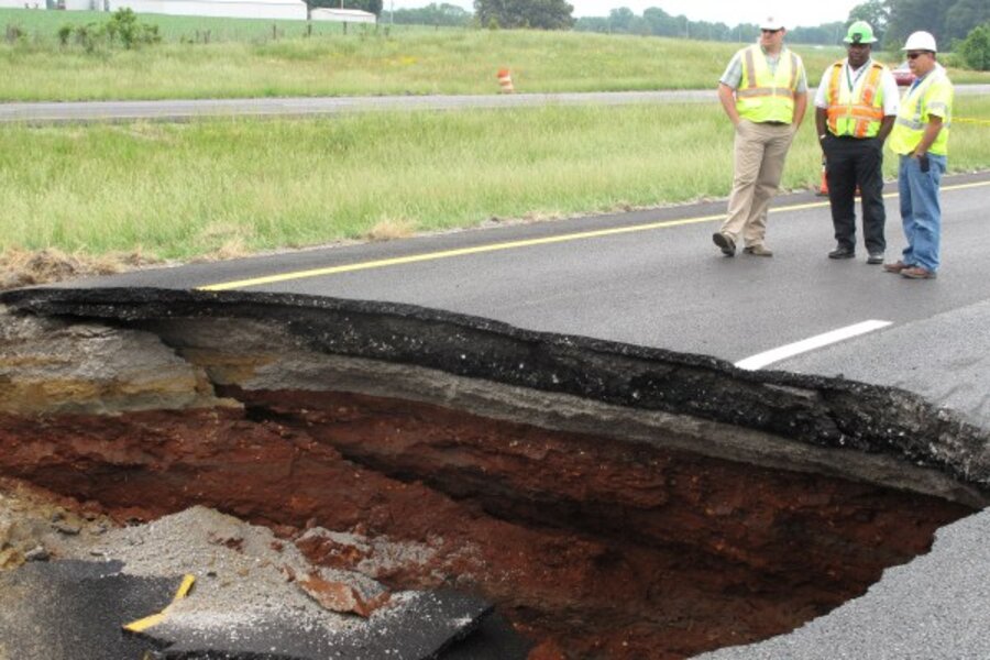 Sinkhole closes lane of traffic in Tennessee - CSMonitor.com