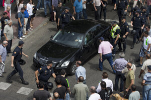 Cab drivers protest Uber by clogging streets in London, Paris 