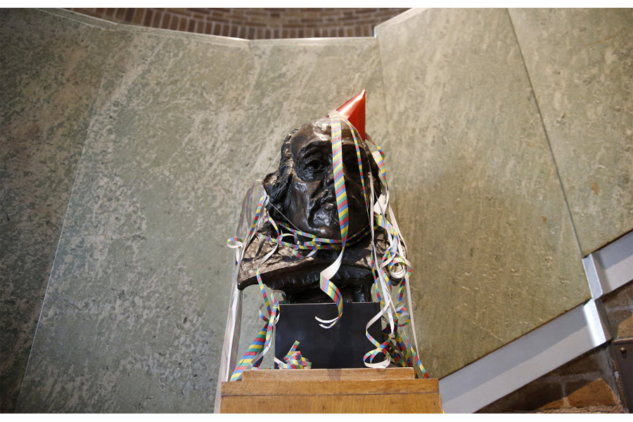 Which Shakespeare play helpfully pointed out that "The play's the thing