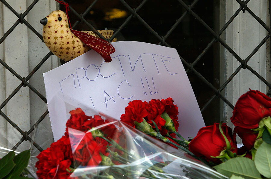 Как попросить цветы. Цветы и свечи возле донецкого посольства. Русские несут цветы к посольству Турции. Посольство Турции в Москве фото сегодня скорбит.