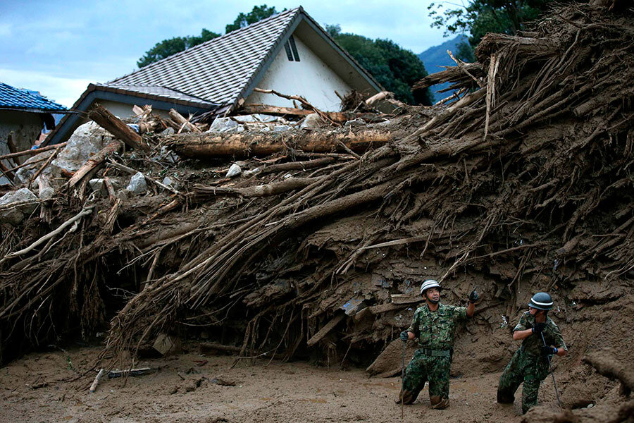 Период катаклизмов. Оползень в Японии. Стихийные бедствия наводнение. Стихийные бедствия в Японии. Природные катаклизмы в Японии.