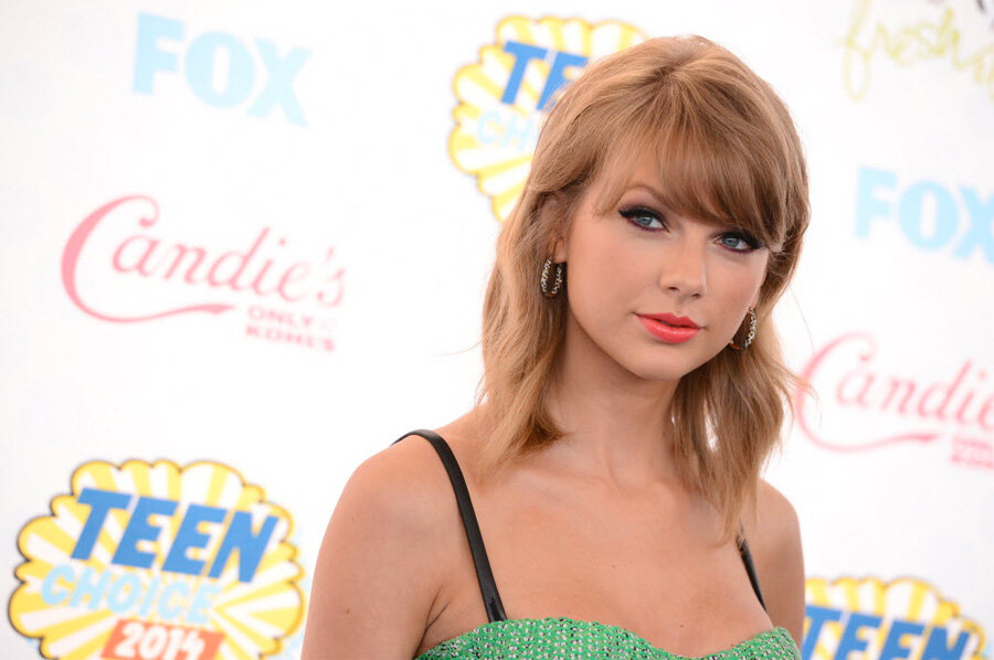 Three Tween Taylor Swift Fans Discover How to Open '1989' CD