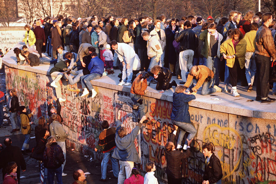 Αποτέλεσμα εικόνας για the fall of the wall in berlin