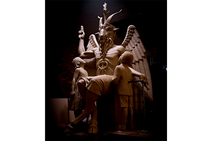 Бафомет статуя. Статуя Бафомета 3м в Детройте. Статуя Бафомета в США. Бафомет Церковь сатаны. Жертвоприношение масонов