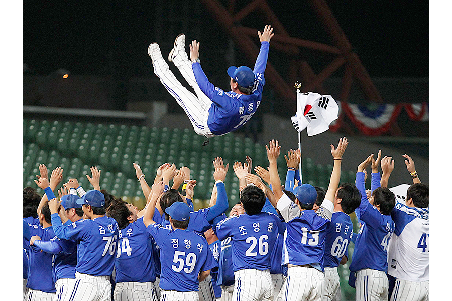 South Korean baseball hits home run with female fans