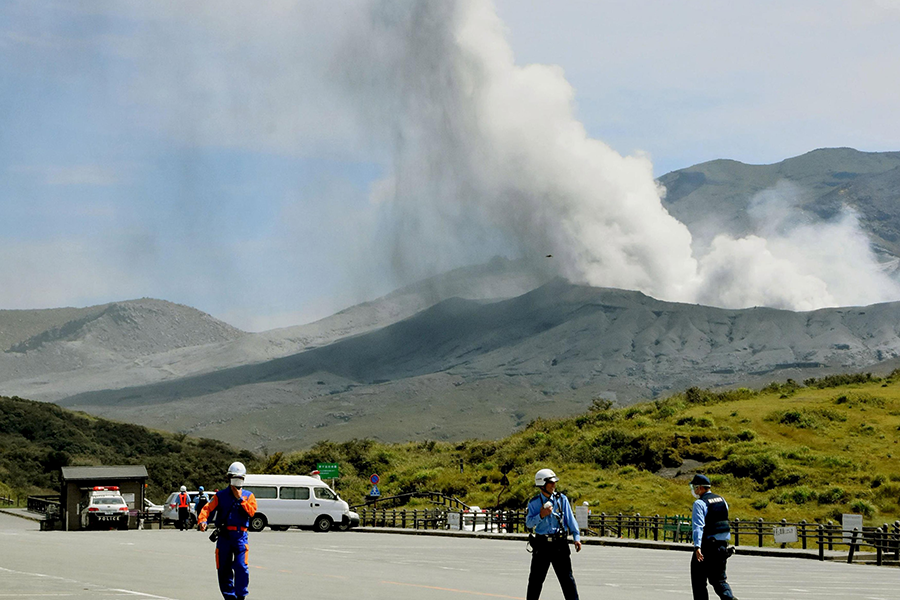Mount Aso Japans Most Active Volcano Erupts