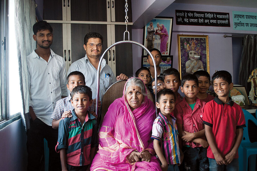 Sindhutai Sapkal was begging at train stations when she found her calling –  helping street children - CSMonitor.com