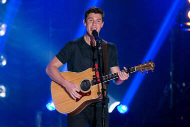 Shawn Mendes Performs 'Patience