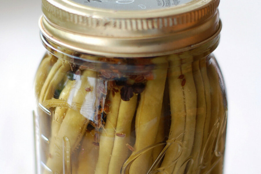 Dilly beans (pickled green beans)