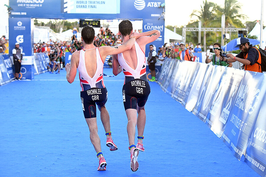 Alistair edward brownlee, mbe (born 23 april 1988) is a british triathlete. Brownlee Brothers Olympics - Alistair Brownlee Helps Brother Cross The Triathlon Finish Line First Csmonitor Com
