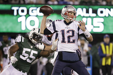 Tom Brady ties Peyton Manning with 200th win, Patriots beat Jets 22-17