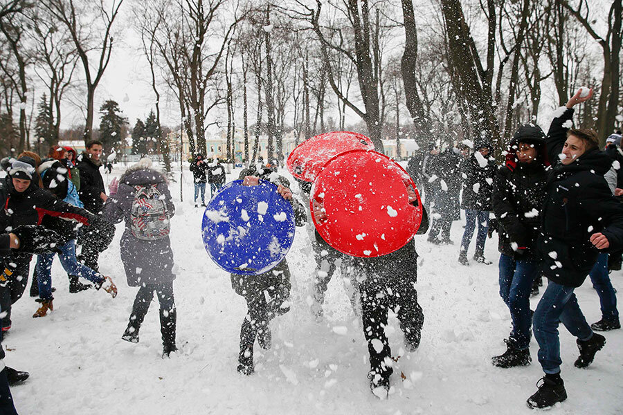 Играть в снежки кататься. Снежки. Игра в снежки. Люди играют в снежки. Дети играют в снежки.
