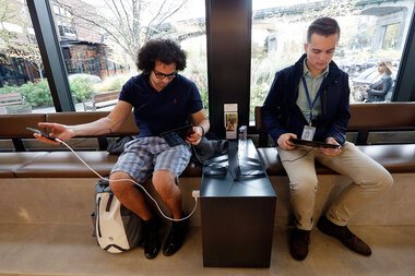 Barnes Noble Holiday Sales Dip Amazon Plans To Open Nyc