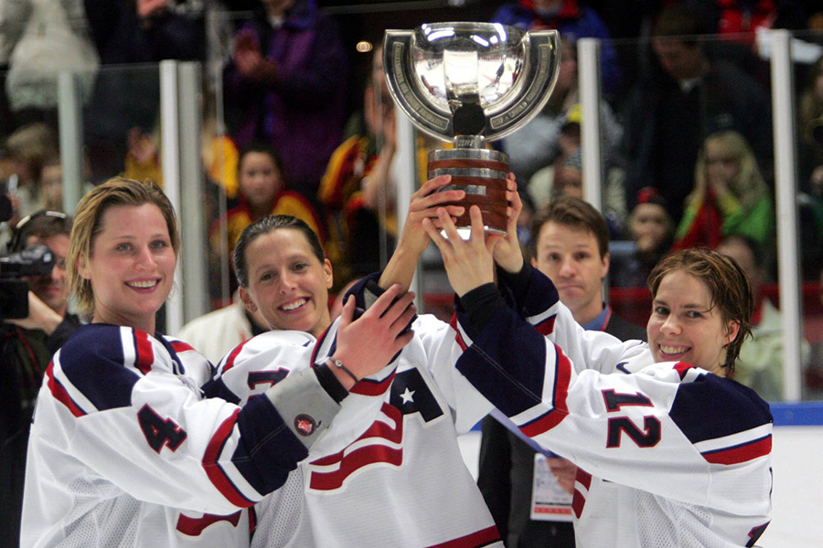 Women's hockey players score big victory off-ice - CSMonitor.com