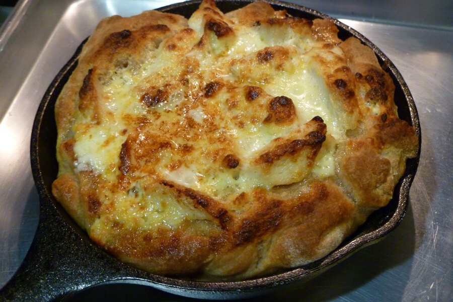 Cooking pizza in a skillet
