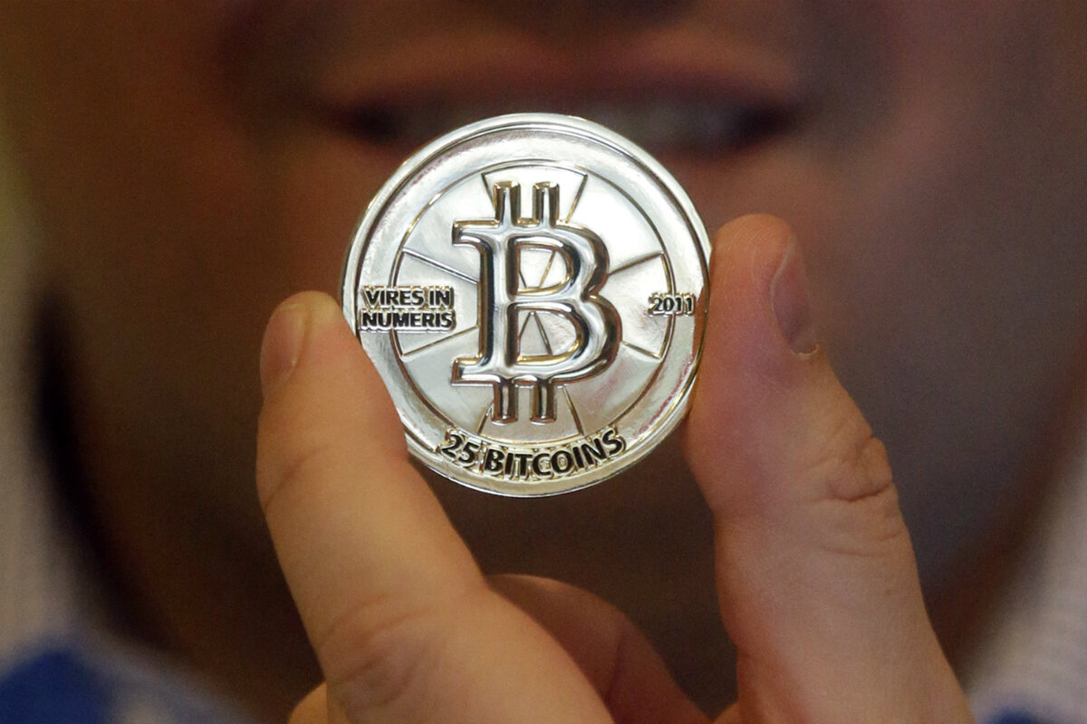 Venezuelans facing currency crisis turn to bitcoin to survive -  CSMonitor.com