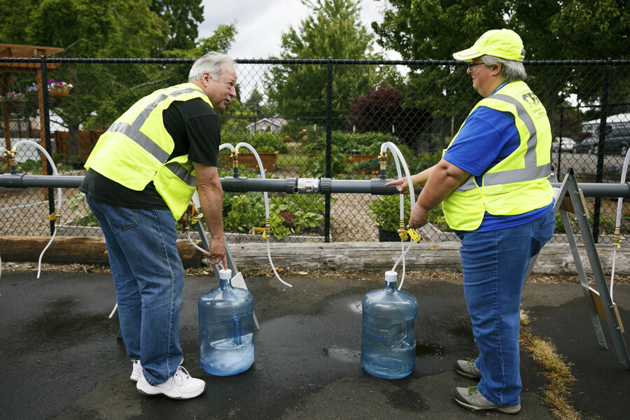 volunteers-increasingly-essential-in-us-disaster-response-csmonitor