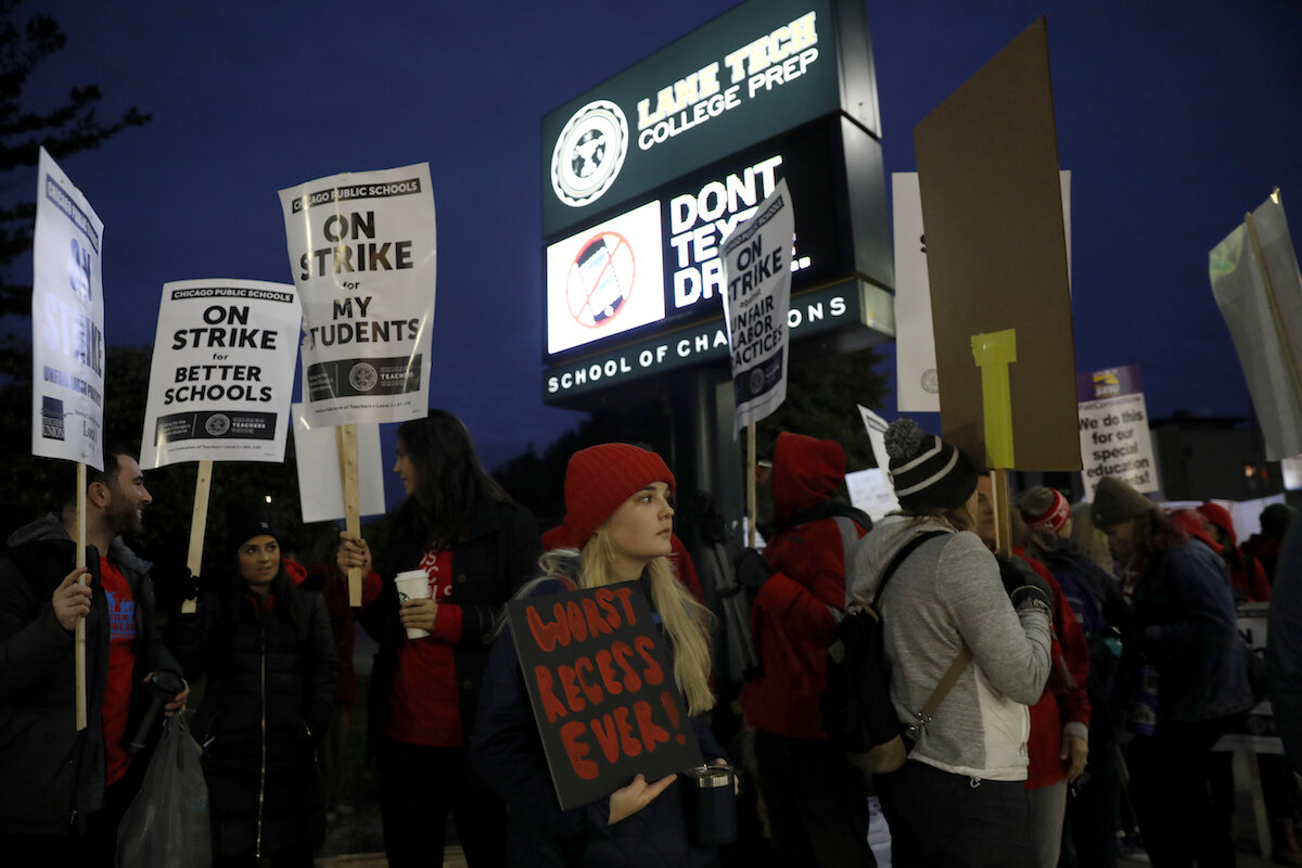 Chicago teachers strike over pay, class size, and prep time - CSMonitor.com