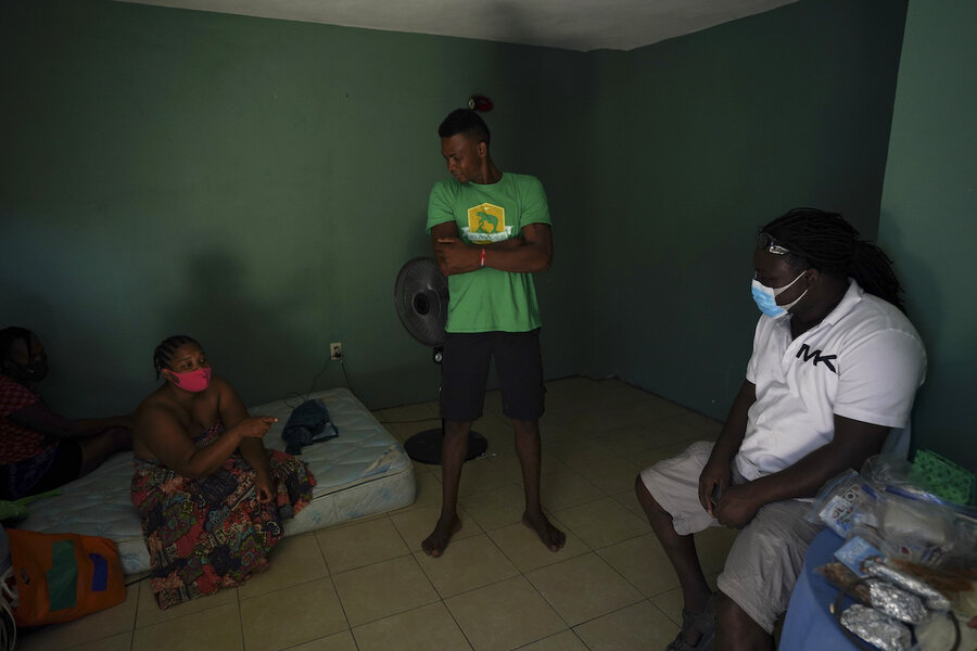 Los residentes de las ciudades fronterizas mexicanas ayudan a los haitianos