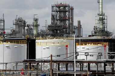 Biden frees 50 million barrels of oil from US reserves - Vimarsana News