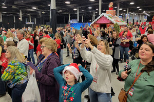 Hallmark stars, fake snow, and hot chocolate: Welcome to Christmas Con - CSMonitor.com