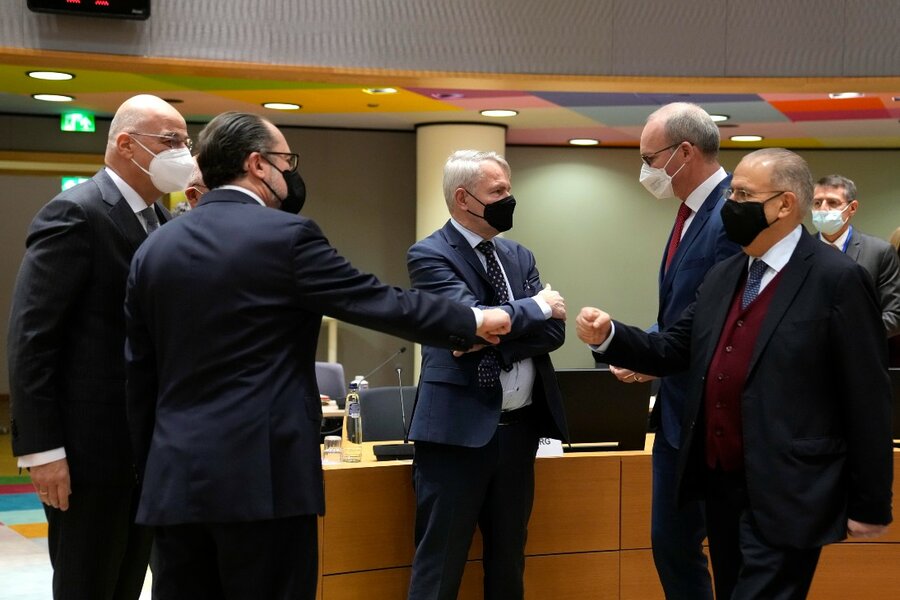 NATO rallies warplanes, ships in case Russia invades Ukraine