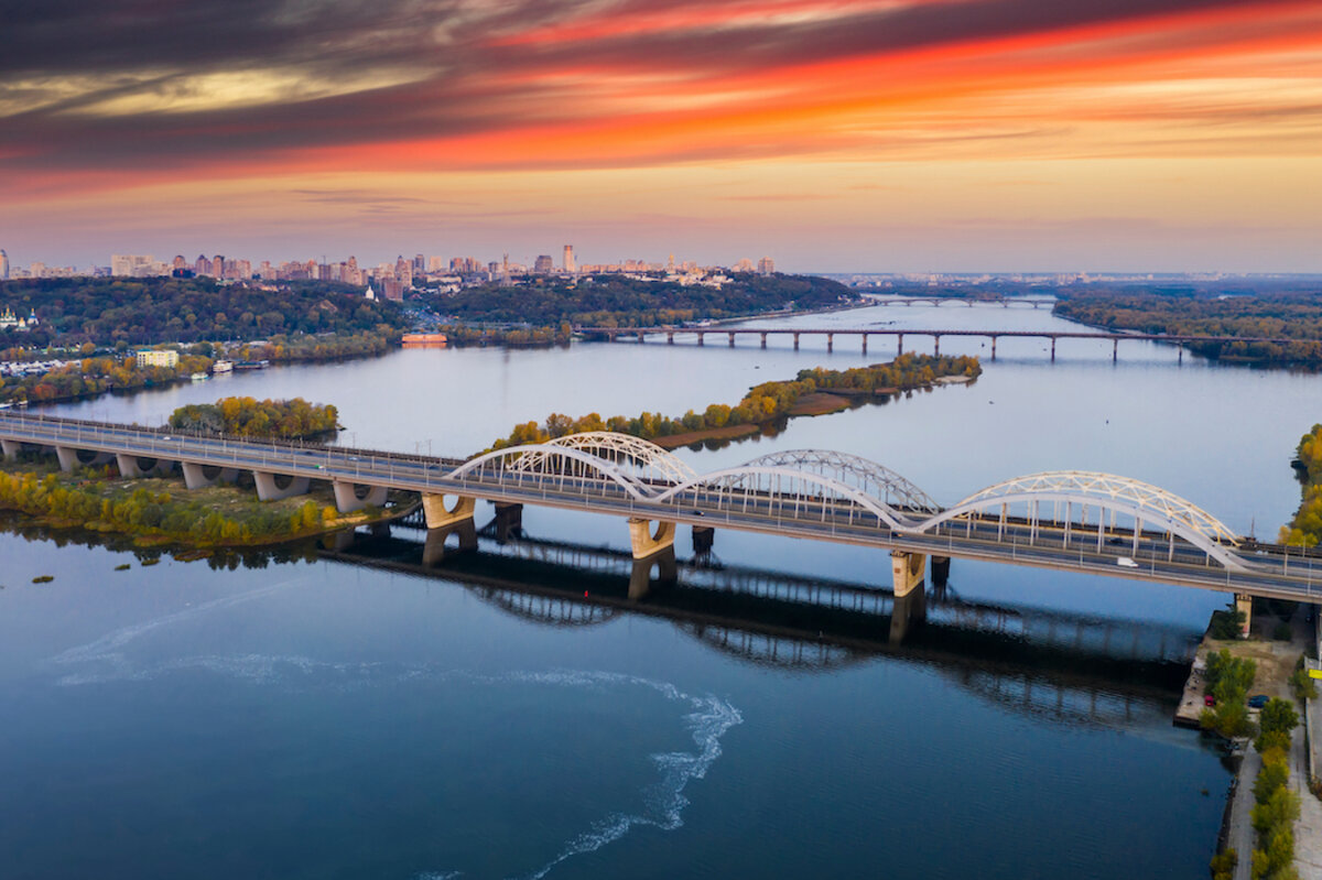 Киев река. Мост через Днепр в Киеве. Река в Киеве. Киев река Днепр. Днепр в Киеве фото.