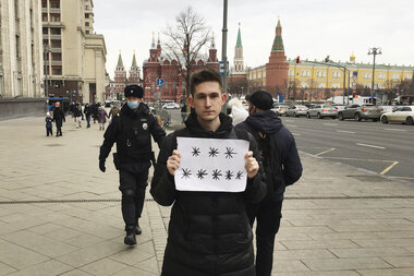 In Russia, protesters risk prison charges to speak out about Ukraine - Vimarsana News