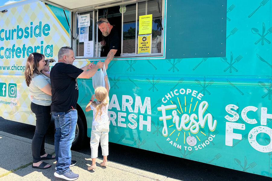 https://images.csmonitor.com/csm/2022/08/0829-DDP-SCHOOLMEALS-food-truck-LEDE.jpg?alias=standard_900x600