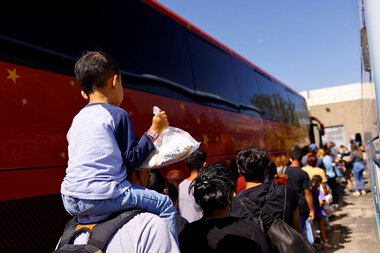 With buses and planes, GOP governors put border crisis in spotlight - Vimarsana News