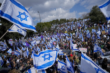 Israelis protest Netanyahu bill that would weaken judicial authority - Vimarsana News
