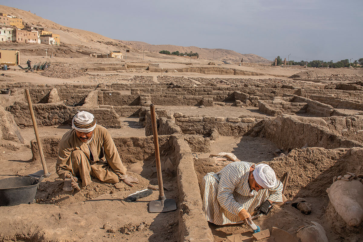 الأمين العام للآثار يتفقد موقع الكشف الأثري بالغربية