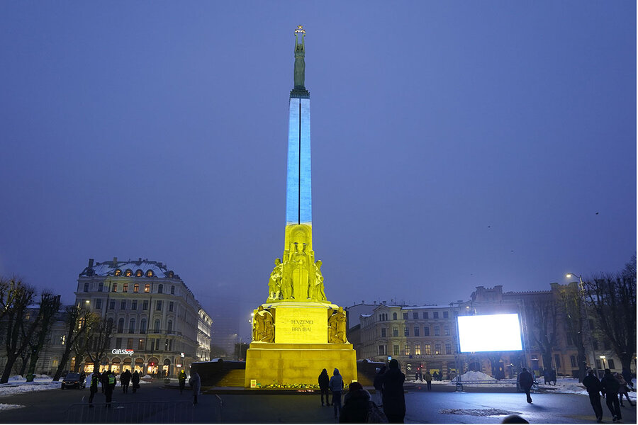 Iebrukums Ukrainā padziļina šķelšanos citā bijušajā padomju republikā Latvijā