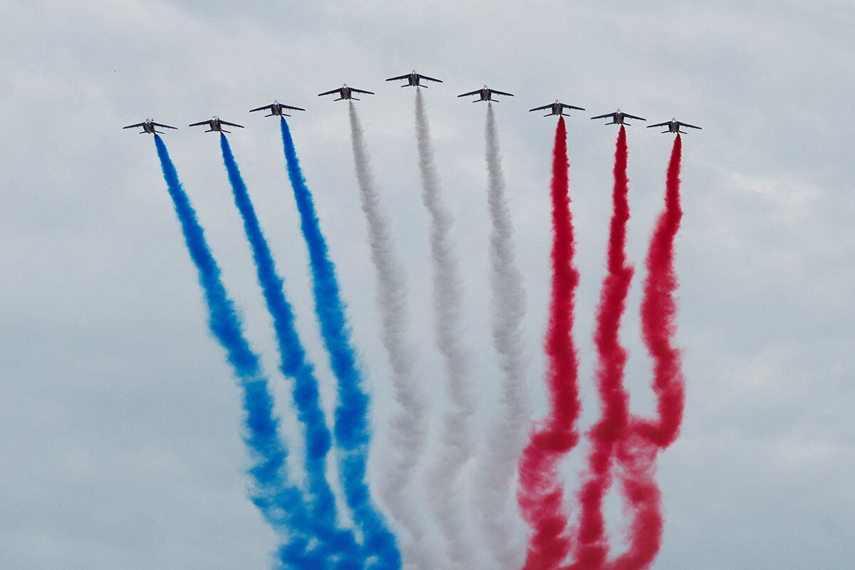 Французская пилотажная группа patrouille de france. Парад достижений. Парад достижений картинки. День взятия Бастилии парад 2023. Салют 14 июля в Париже.